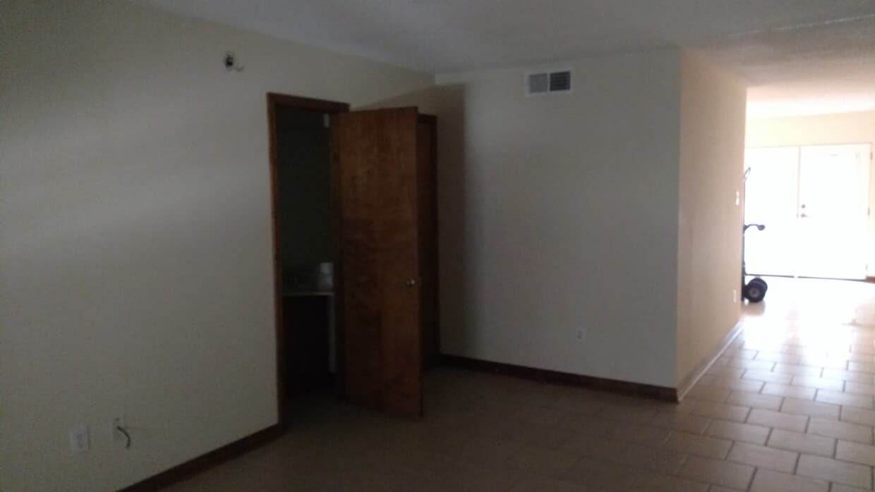 Sala de estar/Medio baño/Comedor - 212 Geneva St