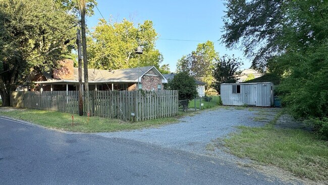 Building Photo - 117 Masonic St