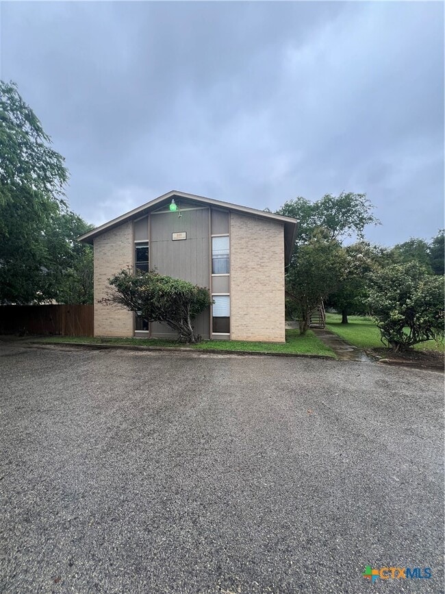 Building Photo - 229 Craddock Ave