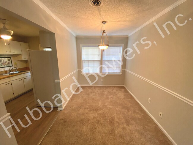 Foto del edificio - Great quiet Condo in Rosewood