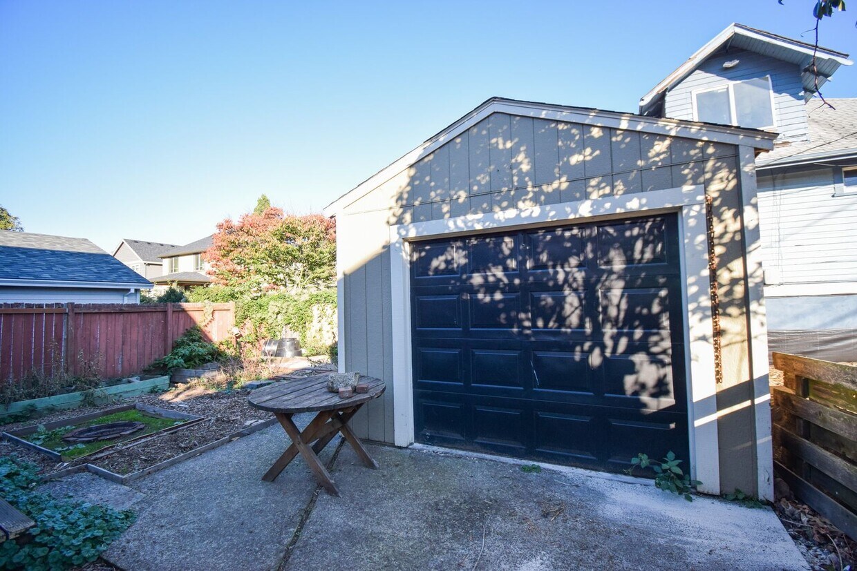 Foto del edificio - Adorable 3bdrm Home in Great Neighborhood! Lovely Yard and Detached Garage!