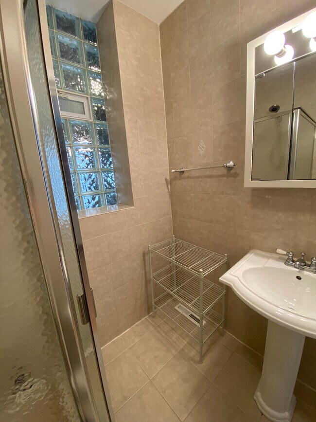 Baño - 903 N Wood St