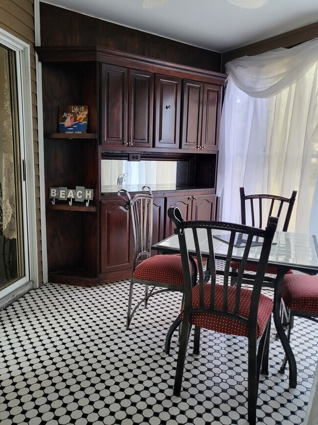 Lanai de azulejos con armario de porcelana empotrado - 10871 SW 90th Ct