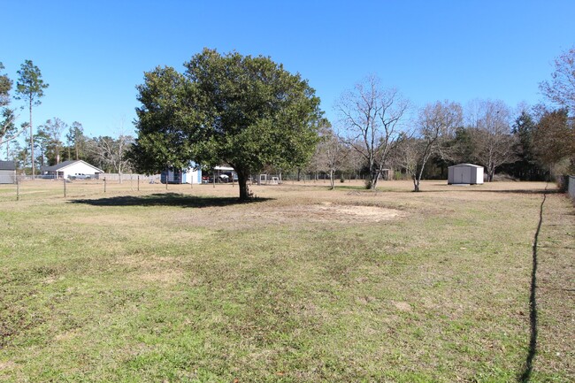 Building Photo - 3 bedroom 1.5 bathroom brick home located ...