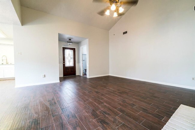 Foto del edificio - 10746 Lakewood Oaks Dr