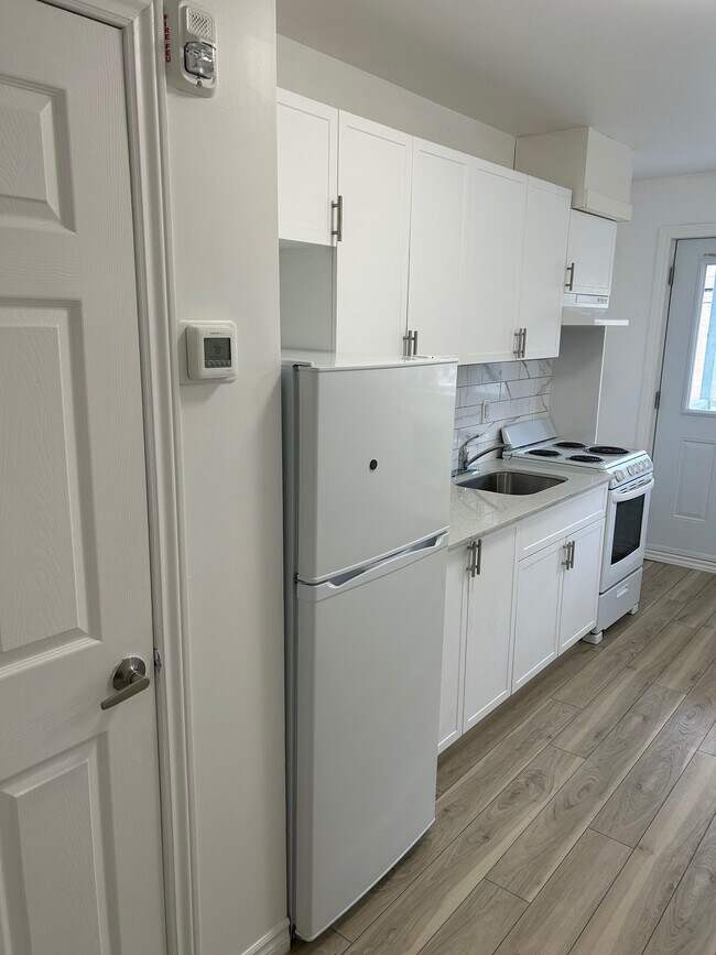 Building Photo - 630 Cummings Ave