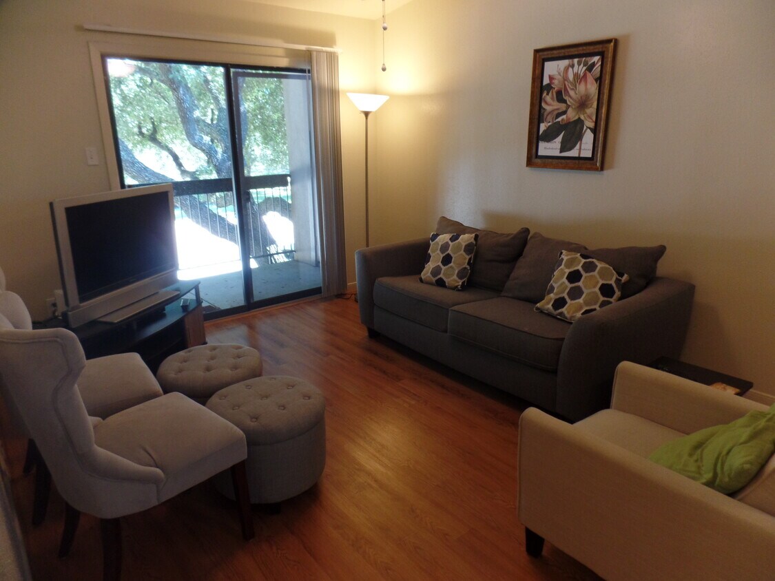 Foto principal - 3300 Pebblebrook Dr