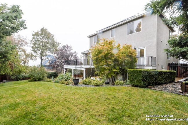 Building Photo - 4042 Plateau Cir