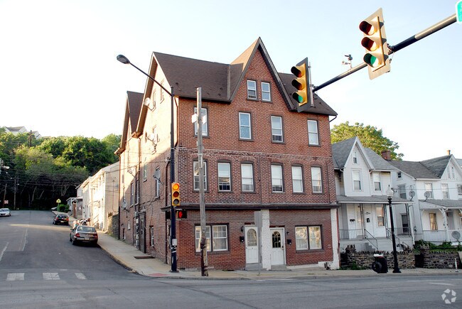 Building Photo - 163 W Lincoln Hwy