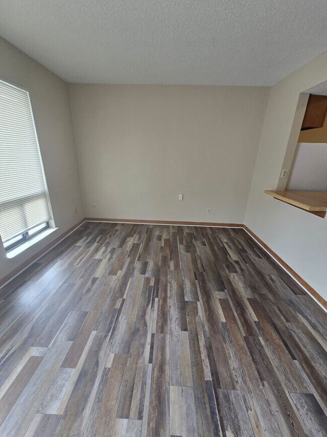 Building Photo - 2 Bedroom 1 Bathroom Apartment in heart of Osage Beach!