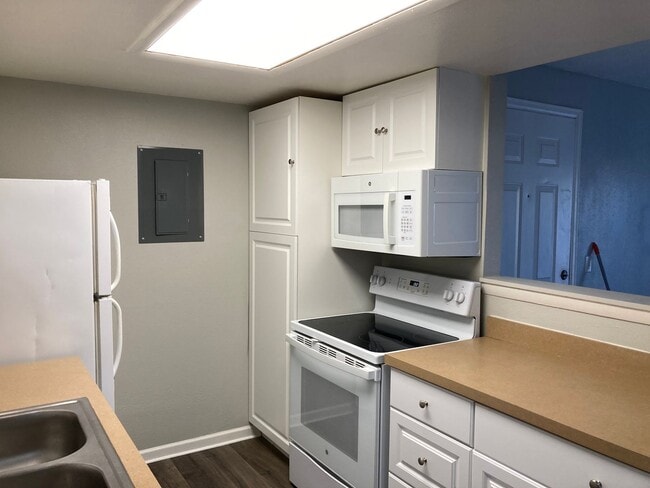 Building Photo - Beautifully Renovated 2-Bed, 2-Bath Condo ...