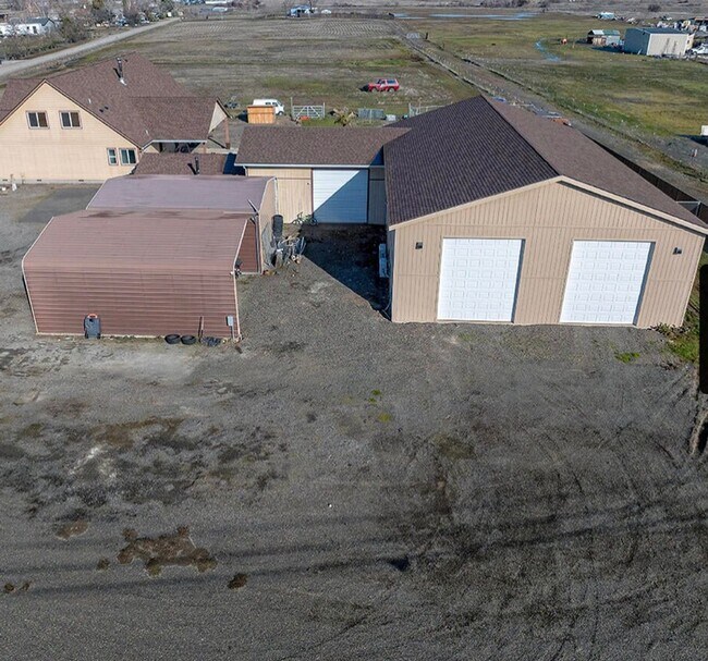 Building Photo - Beautiful home on acreage!