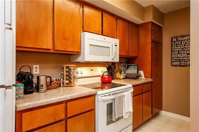 Building Photo - 245 Hillsboro Pl