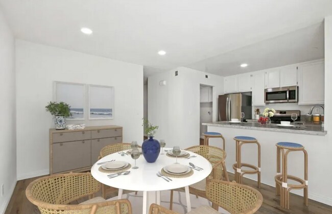 Foto del edificio - Stylish Coastal Condo in Newport Terrace –...