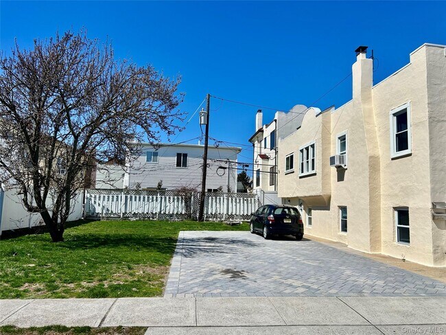Foto del edificio - 105 Mitchell Ave