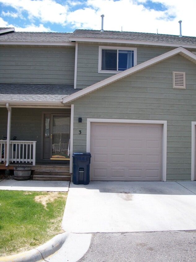 Building Photo - 3 Bedroom, 2 Bathroom Townhouse