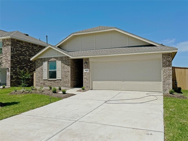Building Photo - 1619 Red Oak Dr