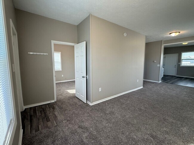 Foto del edificio - 3 Bedroom Home with Basement & Yard