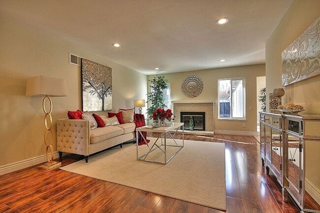 Building Photo - $4590 / 5 BR -GORGEOUS MODEL HOME IN THE W...