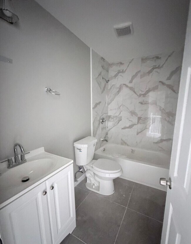 Building Photo - Newly Renovated 2-Bedroom Townhouse in a Prime Location!