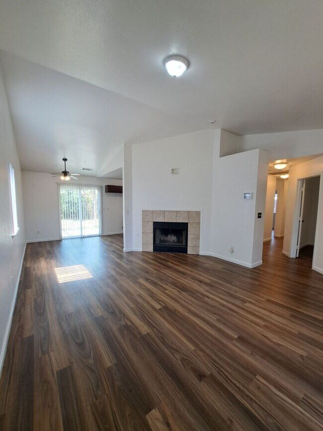 Foto del edificio - Single Level 3BR Home w/ Backyard Ready to...