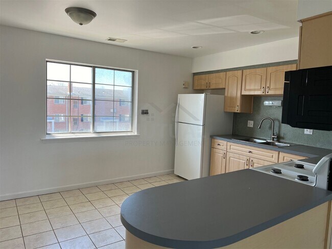 Foto del edificio - 8140 Crestview Drive Apt #4, Sterling Heig...