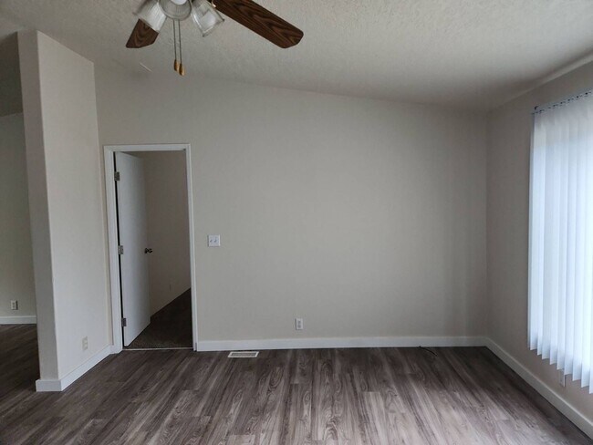 Building Photo - Pet Friendly 3bed : 2bath Home w/ 1 Car De...