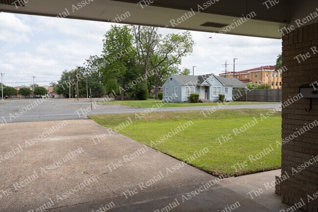 Foto del edificio - 905 N McGuire Ave