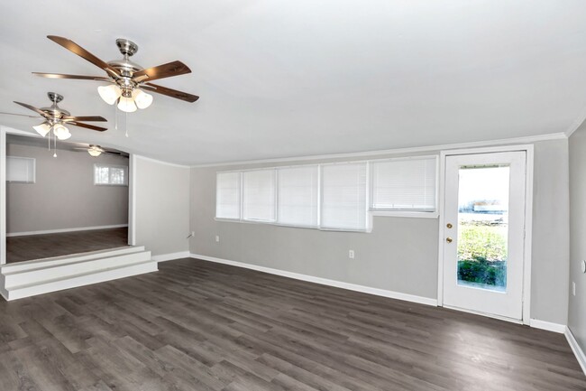 Building Photo - 1707 Buena Vista Cir SE