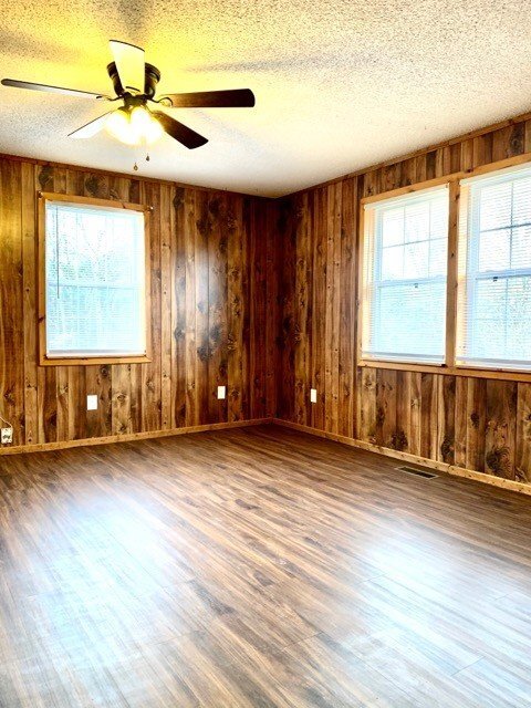 Building Photo - Charming 3-Bedroom Home with 2 Full Bathro...