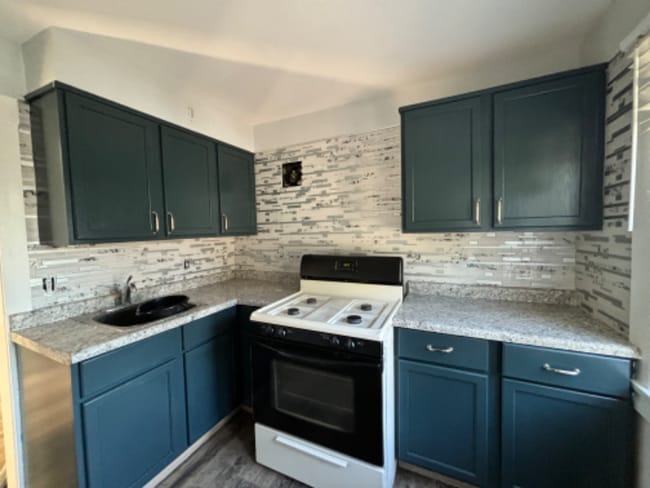 Building Photo - 438 Villa St
