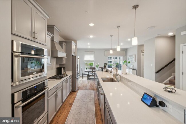Foto del edificio - 8332 Daydream Cres