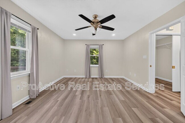 Foto del edificio - 100 Hodges Manor Rd