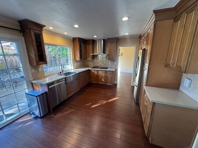 Building Photo - Pleasanton Foothills 5 bed / 3 bath, Singl...