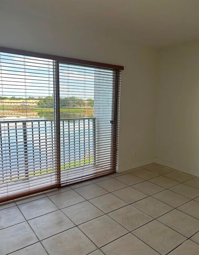Foto del edificio - 8720 N Sherman Cir
