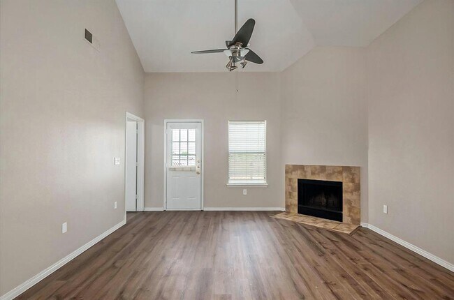 Foto del edificio - 8912 Sunny Hollow Dr