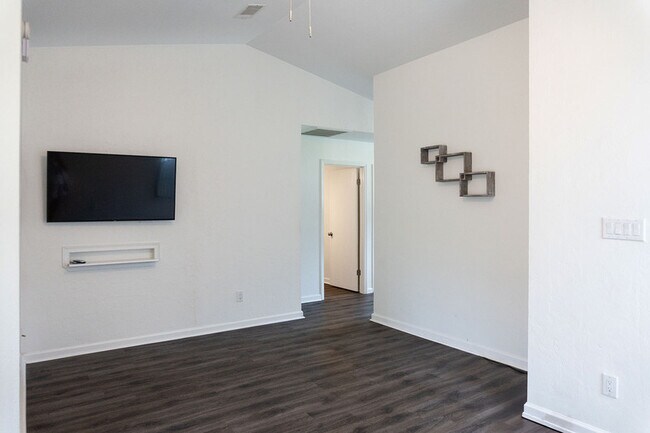 Building Photo - 3223 Albert Dr
