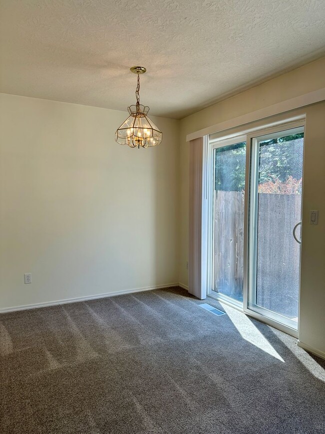 Foto del edificio - Large Three Bedroom Duplex in Keizer