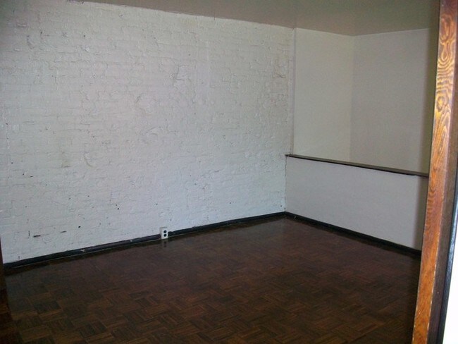 Building Photo - 515 S 12th #5 Avail: NOW