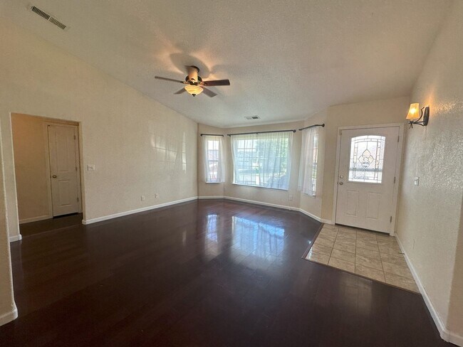 Building Photo - Beautiful 4 bed, 2 bath home