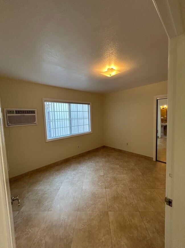 Foto del edificio - 1155 W 22nd St