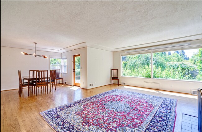 Building Photo - 616 SE Andover Pl