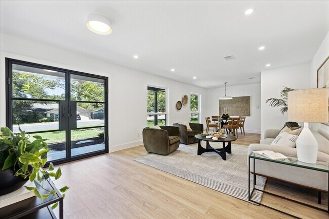 Foto del edificio - 7130 Scenic Brook Dr