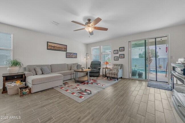 Foto del edificio - 25779 W Hazel Dr