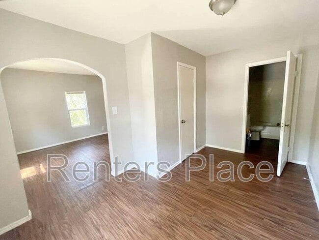 Building Photo - 200 E 6th St