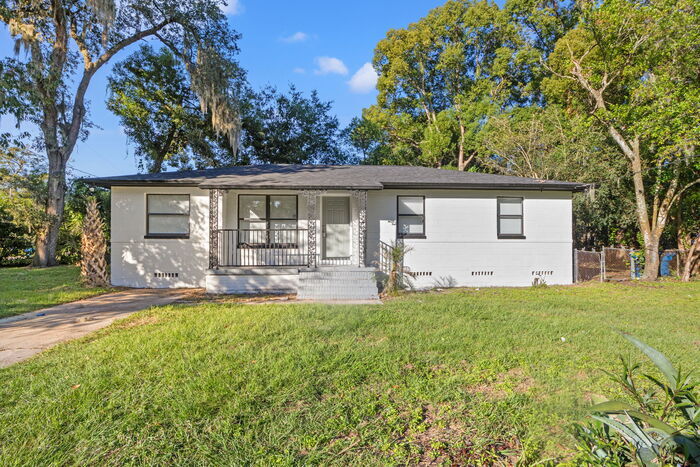 Foto principal - Renovated 4 Bed/1 Bath Home with Huge Yard!