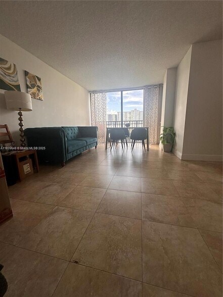 Foto del edificio - 17021 N Bay Rd