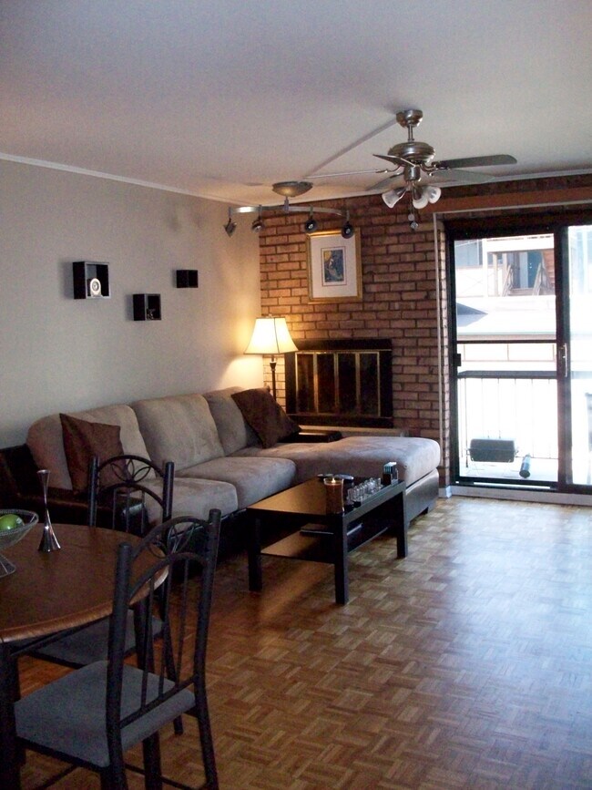 LIVING ROOM - 832 W Oakdale Ave