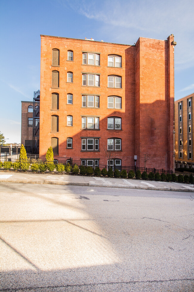 Building Photo - 18 Walnut St