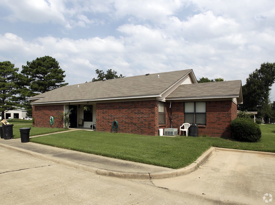 Primary Photo - Pickwick Place Apartments